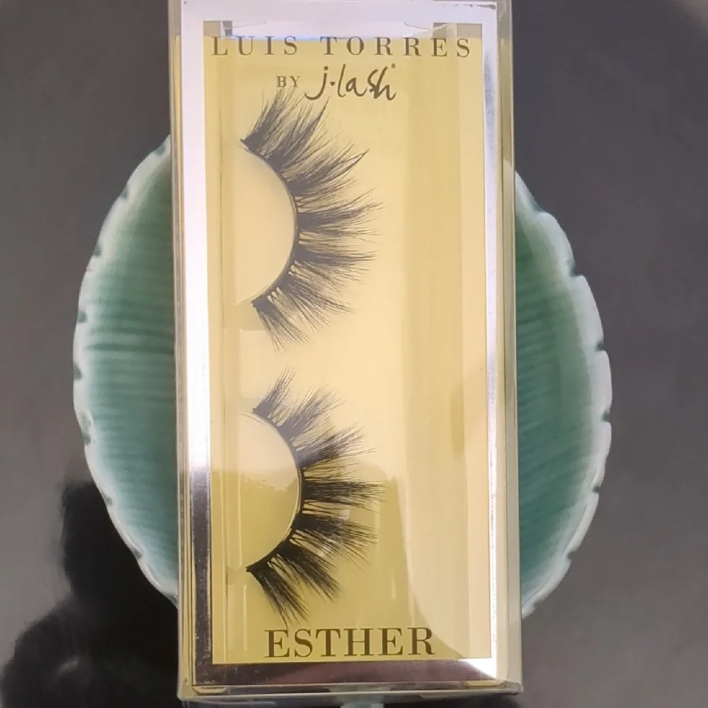 Set Of Lashes - Picture 1 of 3